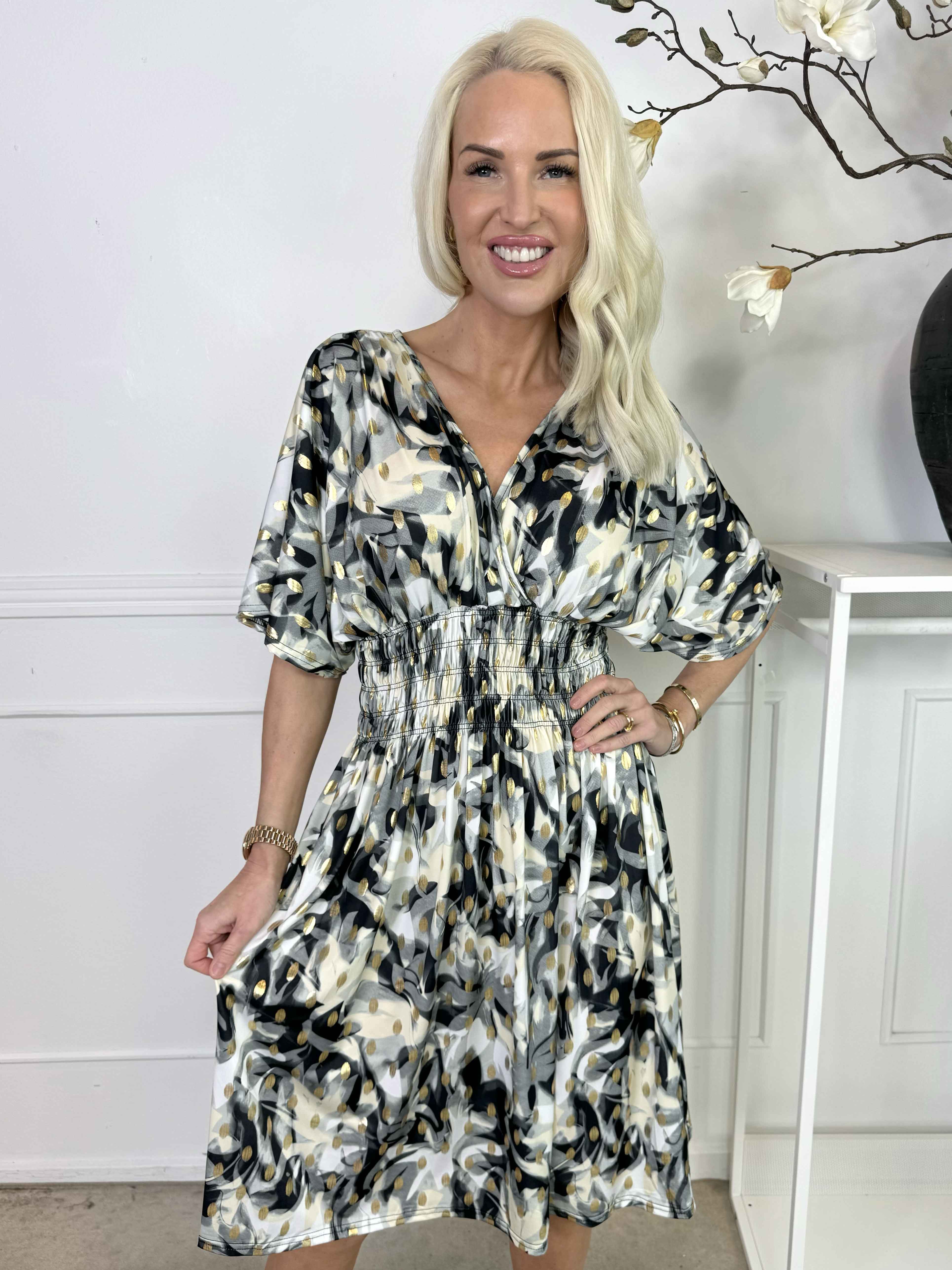 Pams Vacay Short - Mønstret elastisk kjole med smock i taljen